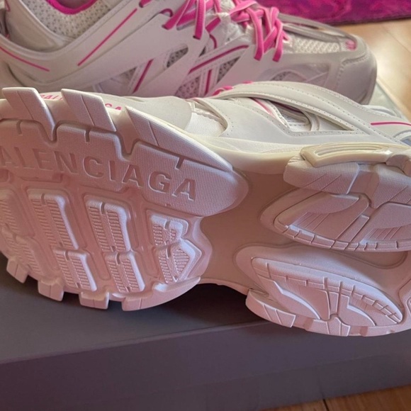 Balenciaga Sneakers! Brand new in box - Picture 2 of 4
